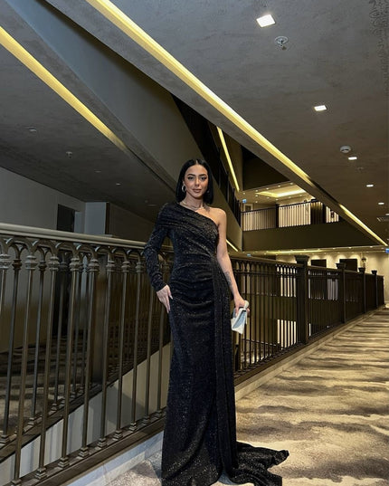 ONE SHOULDER MAXI DRESS MADE OF SUBTLE GLITTER FABRIC
